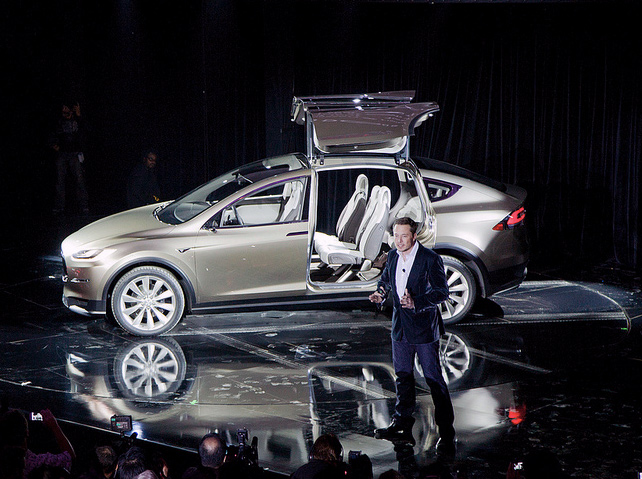tesla-unveils-gullwing-model-x-electric-vehicle-3